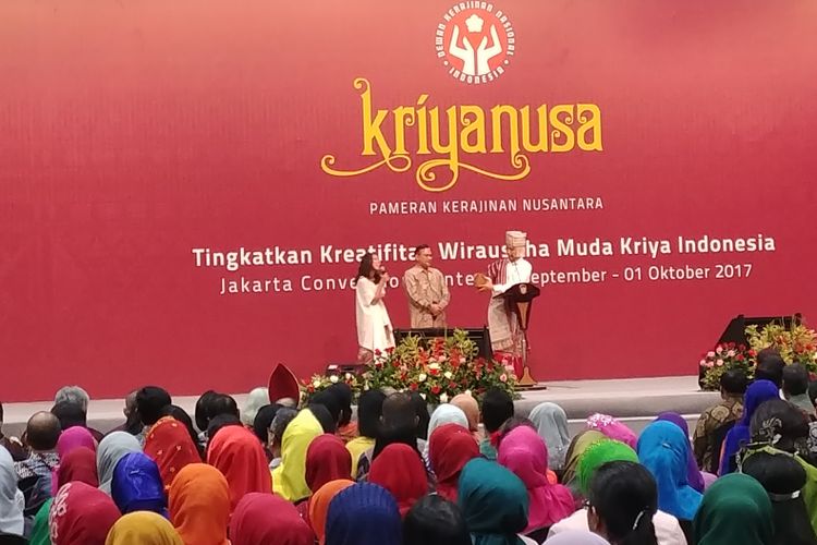 Presiden Joko Widodo bersama dua orang pengrajin di pameran kriyanusa di Jakarta Convention Center, Jakarta, Rabu (27/9/2017).