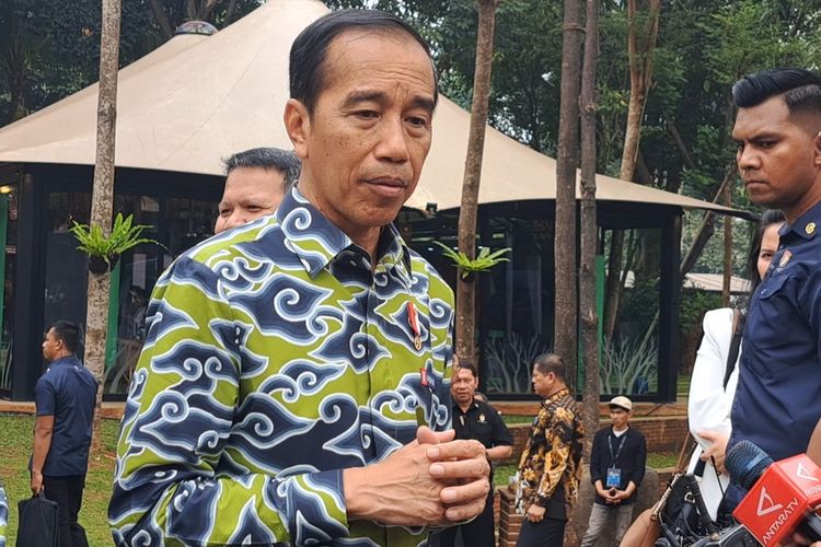 Presiden Joko Widodo memberikan keterangan pers di Hutan Kota Gelora Bung Karno, Jakarta, Selasa (24/10/2023).
