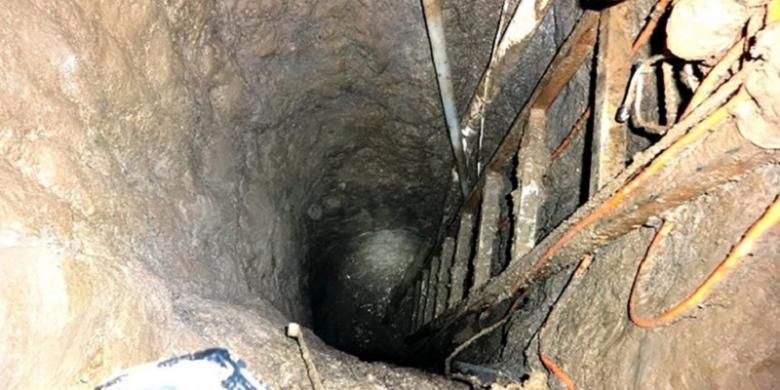 Tangga di terowongan yang digunakan Joaquin El Chapo Guzman untuk melarikan diri dari sebuah penjara berpenjagaan ketat di Meksiko.