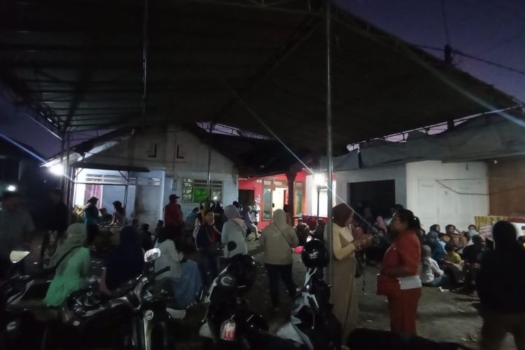 Ratusan tenaga lipat dan sortir surat suara di Kabupaten Malang gelar aksi protes di rumah Koordinator tenaga lipat dan sortir, Sabtu (20/1/2024).