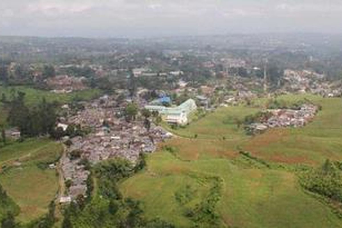 Kawasan Puncak di Cisarua, Kabupaten Bogor, Jawa Barat, daerah tangkapan air Sungai Ciliwung, semakin padat akibat perkembangan permukiman yang pesat seperti terlihat, Kamis (4/4/2013). Berdasar data Pusat Pengkajian, Perencanaan, dan Pengembangan Wilayah Institut Pertanian Bogor, kurun wakru 1990-2010, sebanyak 1.100 hektar hutan lebat dan belukar hilang, beralih fungsi di DAS Ciliwung hulu di Cisarua. Hal ini membuat potensi banjir Sungai Ciliwung di hilir semakin besar. 

