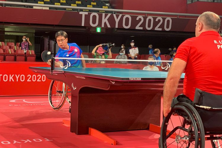 Atlet paratenis meja Indonesia, Adyos Astan, melakoni laga kedua penyisihan grup Paralimpiade Tokyo 2020.