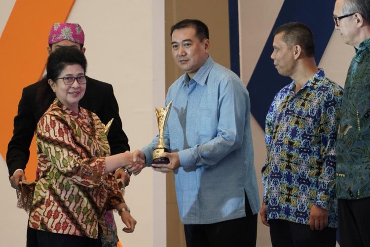 Menteri Kesehatan RI Nila Farid Moeleoek memberikan penghargaan Karya Anak Bangsa bidang Farmasi dan Alat Kesehatan kepada Direktur Ferron Par Pharmaceuticals Benny Sutisna Suwarno, Kamis (8/11/2018)
