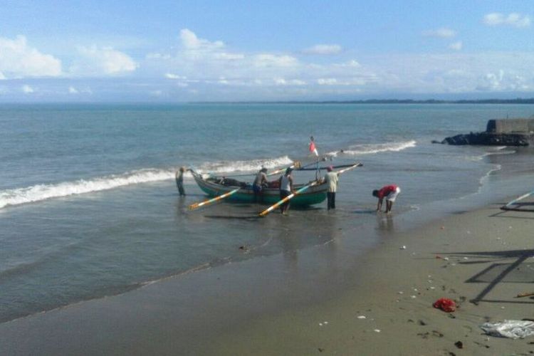 Nelayan tradisional di Kelurahan Malabero, Kota Bengkulu, baru saja mendarat dengan membawa hasil tangkapan tak seberapa. Saat ini merraawleka mengeluhkan tingginya aktifitas penangkapan ikan yang menggunakan t