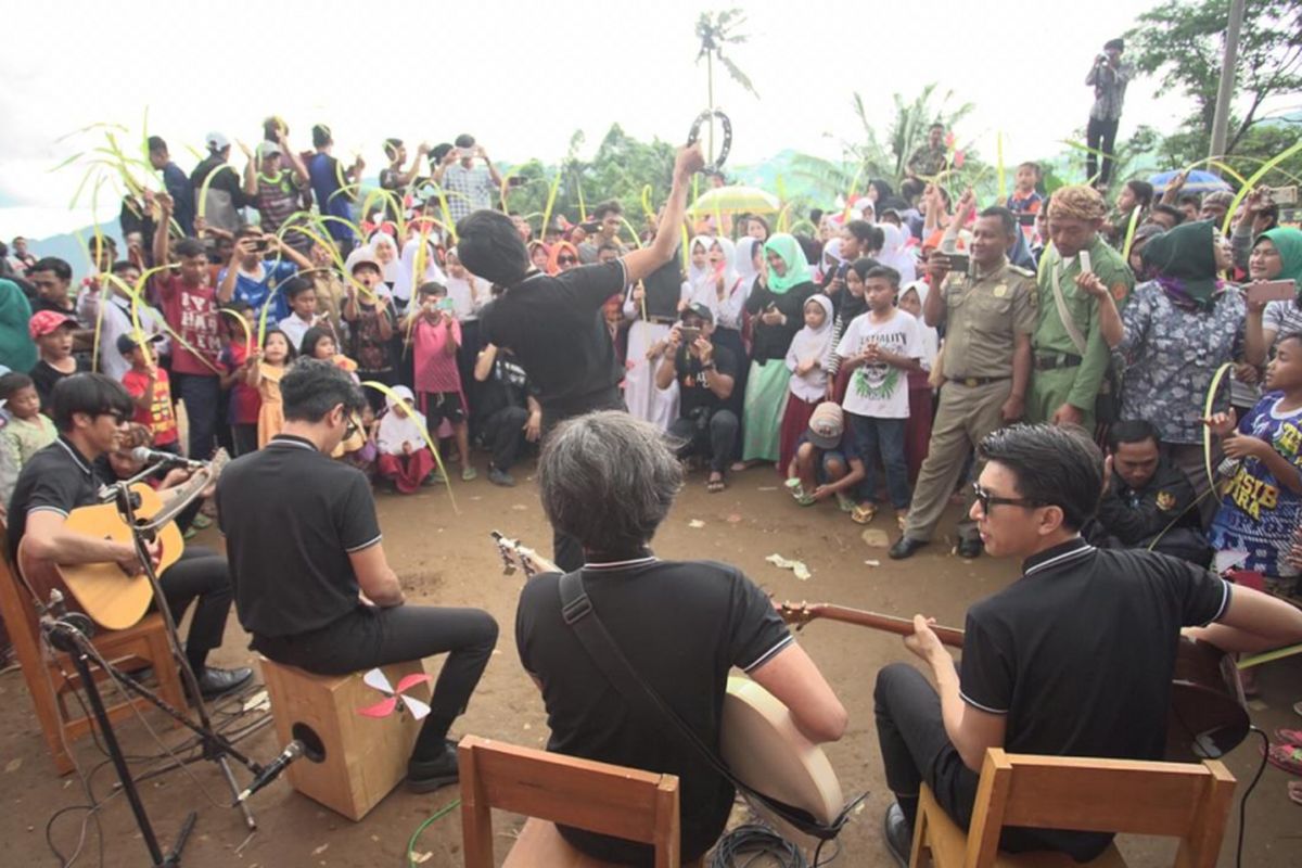 Grup band The Changcuters menghibur para korban longsor Sukabumi, belum lama ini.