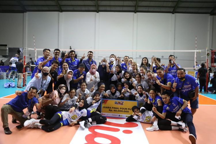 Tim Bandung bjb Tandamata merayakan keberhasilan mereka menjadi juara final four Proliga 2022, Minggu (20/3/2022).