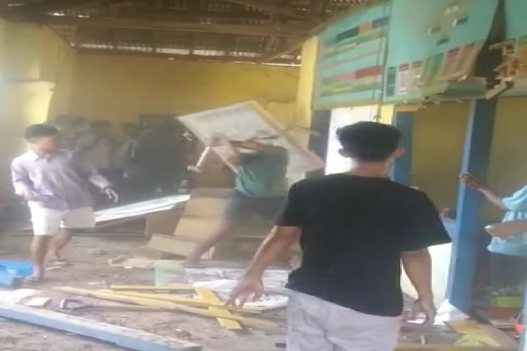 Para pendukung Cakades saat melakukan aksi perusakan kantor Desa Oi Panihi, Kecamatan Tombora, Kabupaten Bima.