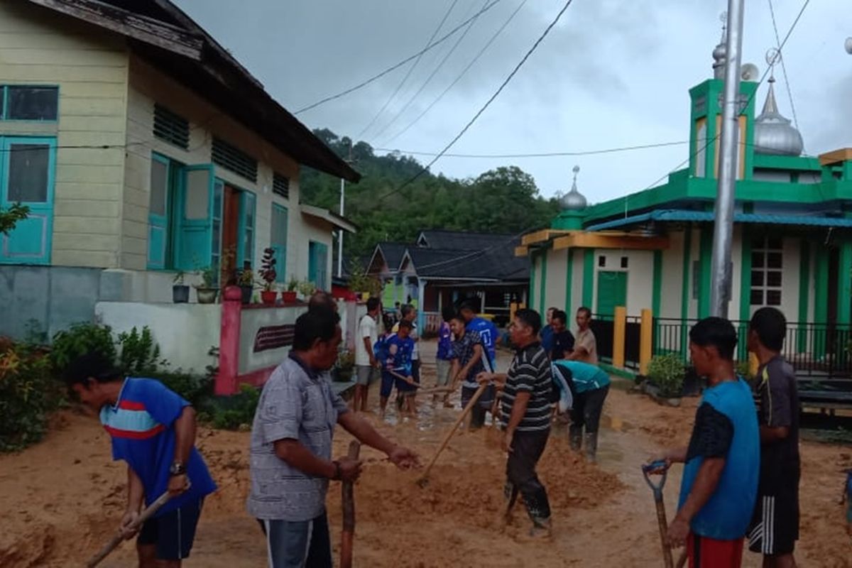 Pasca meluapnya Sungai Bentayan Pulau Tambelan, Kabupaten Bintan, Kepulauan Riau, sedikitnya ada 89 KK yang menjadi korban banjir. Tidak saja terkena meluapnya air sungai Bentayan, belakangan warga Tambelan juga terkena tanah longsor imbas dari meluapnya air sungai tersebut.