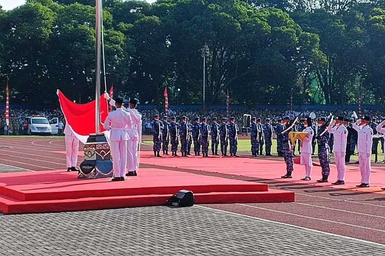 Momen upacara kemerdekaan Republik Indonesia ke 77 di Kota Solo, Jawa Tengah, tidak dilaksanakan pengibaran bendera merah putih karena pengkait bendera merah putih lepas atau rusak. Hanya dibentangkan secara manual serta tetap diiringi lagu Indonesia Raya, Rabu (17/8/2022)