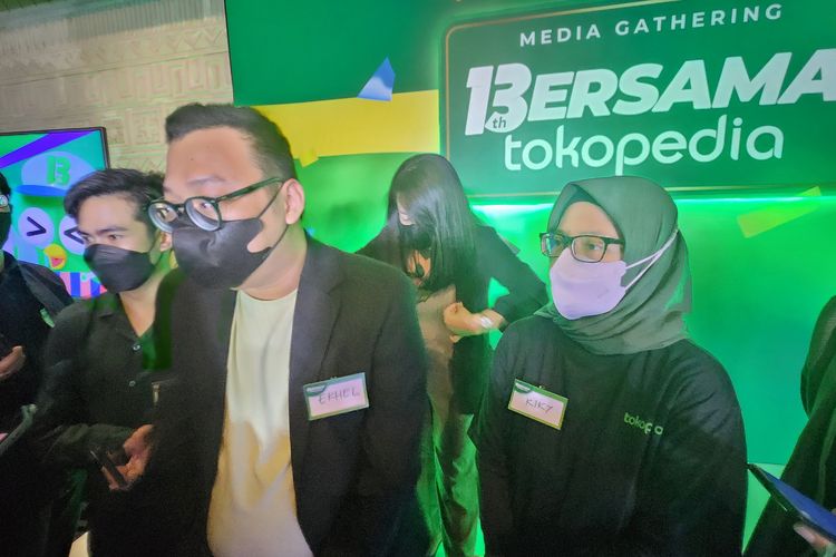 Head of External Communications Tokopedia, Ekhel Chandra Wijaya (kiri) dan External Communications Senior Lead Tokopedia, Rizky Juanita Azuz (kanan) dalam acara Media Gathering 13ersama Tokopedia yang digelar di Jakarta, Kamis (18/8/2022). 