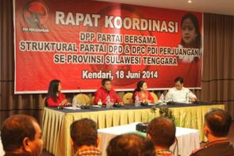 Ketua Bapilu PDI-P Puan Maharani didampingi Ketua DPD 1 PDI-P Sultra saat rapat koordinasi pemenangan Capres Jokowi-JK dengan pengurus PDIP se-Sultra di Kendari, Rabu (18/6/2014).