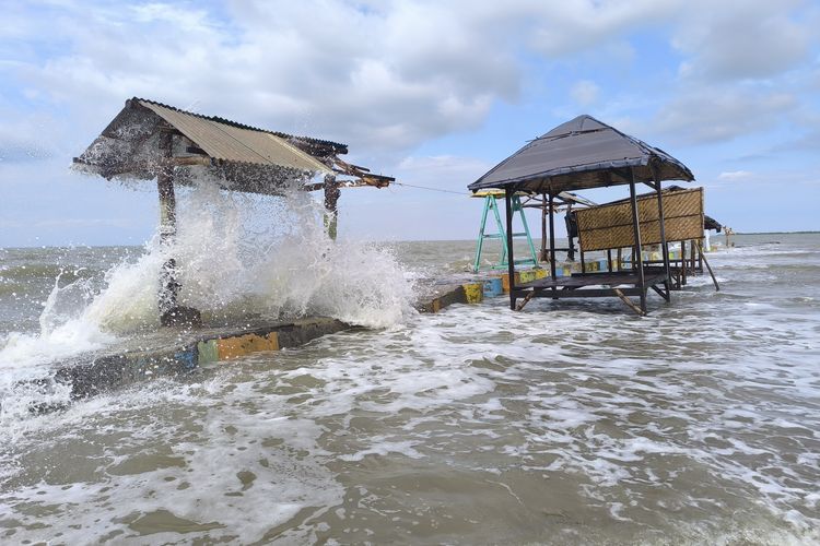 Sejumlah fasilitas wisata Pantai Jumiang, Desa Tanjung, Kec. Pademawu rusak parah, Kamis (26/6/2025).