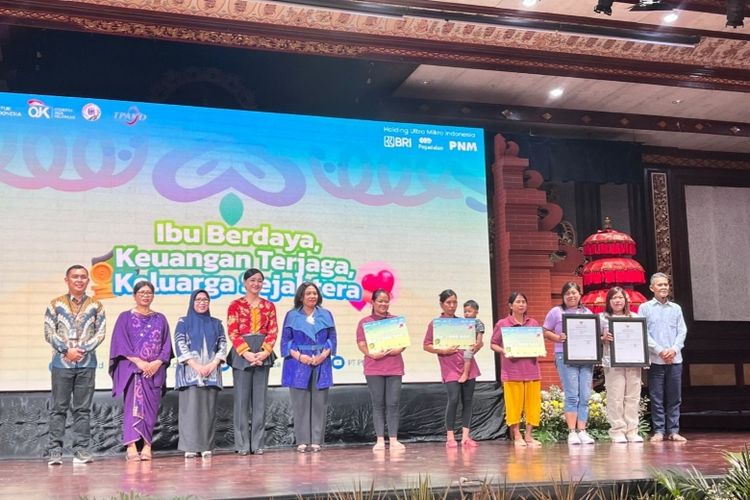 Acara literasi dan inklusi keuangan bertema Ibu Berdaya, Keuangan Terjaga, Keluarga Sejahtera yang digelar PNM bersama OJK di Gedung Ksirarnawa Art Center Denpasar, Bali, Sabtu (7/10/2023). 