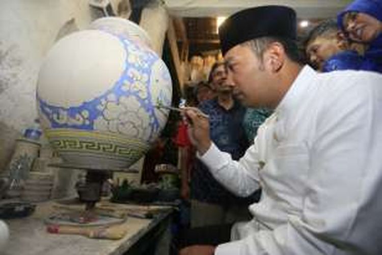Wali Kota Bandung Ridwan Kamil saat mencoba membuat kerajinan dari keramik saat melakukan blusukan ke Kecamatan Kiaracondong, Jumat (30/9/2016).