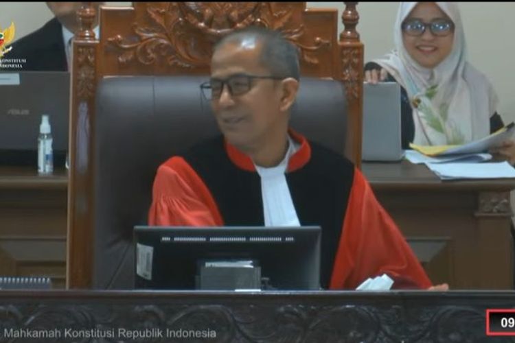 Hakim konstitusi Saldi Isra menyinggung kekalahan timnas Indonesia dalam laga perebutan juara ketiga Piala Asia 2023 melawan Iraq, semalam. Singgungan ini dia sampaikan dalam sidang sengketa Pileg di gedung Mahkamah Konstitusi (MK), Jakarta Pusat, Jumat (3/5/3024). 
