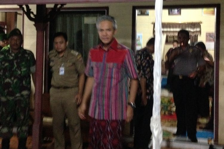 Ganjar Pranowo mengenakan sarung saat memutuskan menginap di salah satu desa miskin di Batang, Selasa (21/3/2017) malam