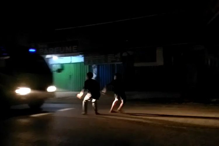 Tangkapan layar video dua remaja mencoba mengadang truk yang melintas di Cisauk, Kabupaten Tangerang.