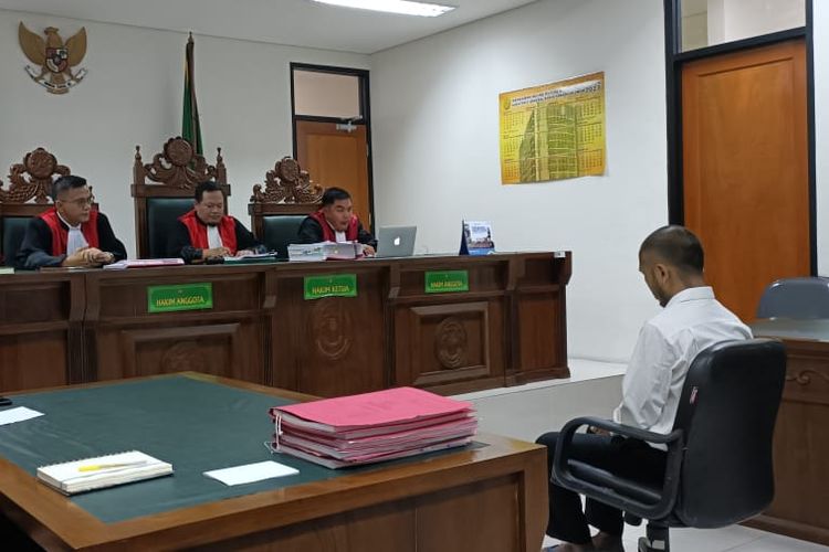 Terdakwa kasus pembunuhan dan mutilasi yakni Muhammad Ecky Listiantho, saat duduk di kursi pesakitan di Pengadilan Negeri Cikarang, Kabupaten Bekasi, Senin (18/9/2023). Dalam agenda sidang pembacaan vonis  kasus pembunuhan dan mutilasi terhadap Angela Hindirati Wahyuningsih (54) itu, terdakwa Ecky hanya bisa tertunduk sepanjang sidang berjalan.