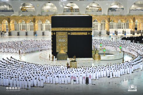 Shalat Subuh Pertama Tanpa Jaga Jarak, Arab Saudi Izinkan Masjidil Haram Kapasitas Penuh