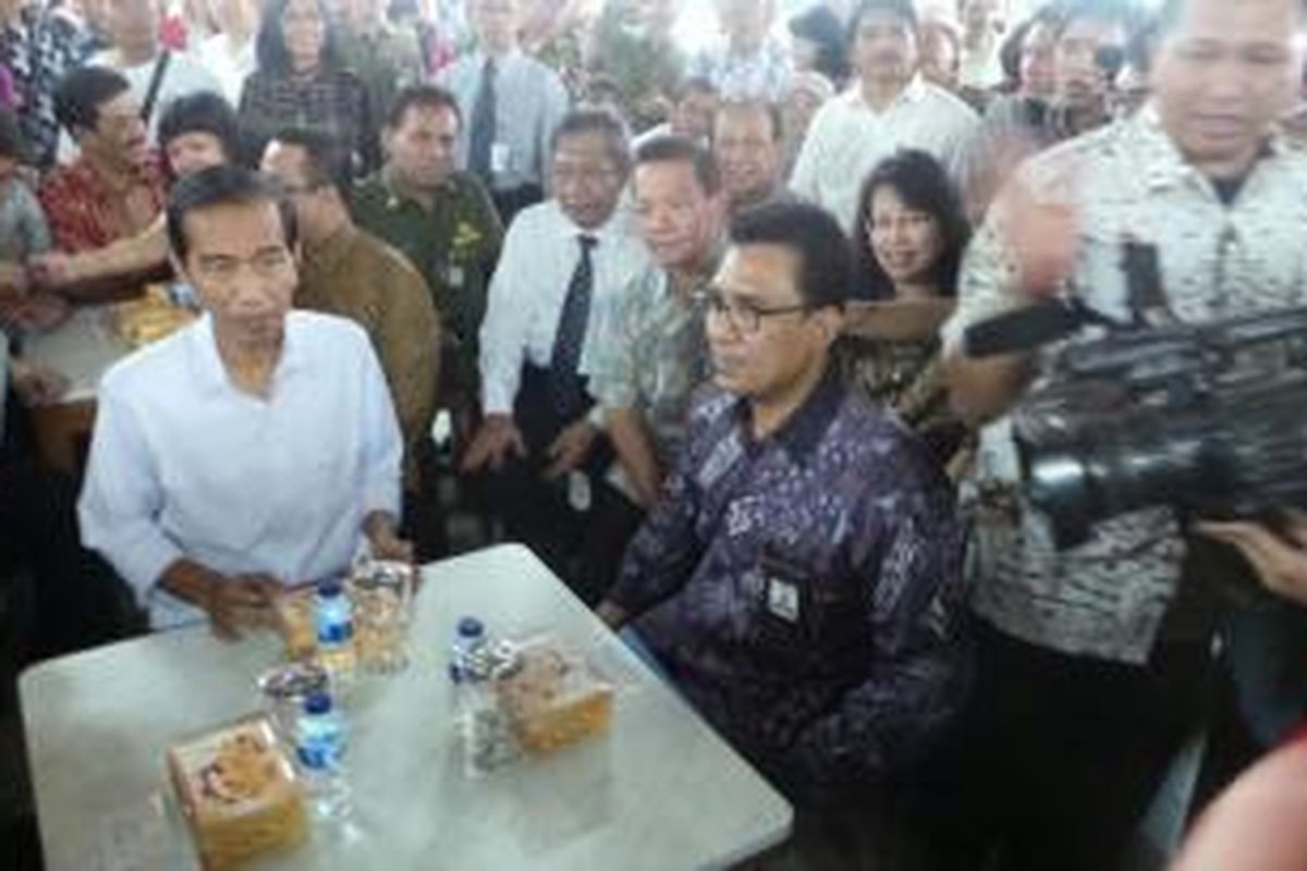 Gubernur DKI Jakarta Joko Widodo saat peresmian food court di Blok G Pasar Tanah Abang, Jakarta Pusat, Senin (14/4/2014).