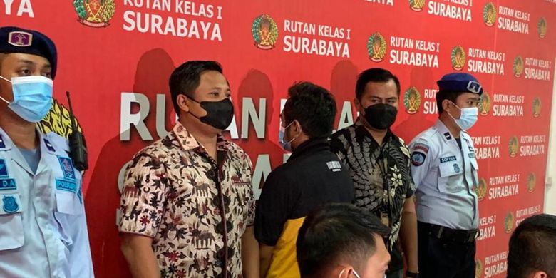 MSA (ketiga dari kiri) tersangka pencabulan santri Jombang ditahan di Rutan Medaeng.