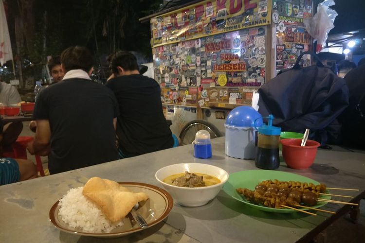 Suasana Nasi Gule Pakde Mayestik, Jakarta Selatan.