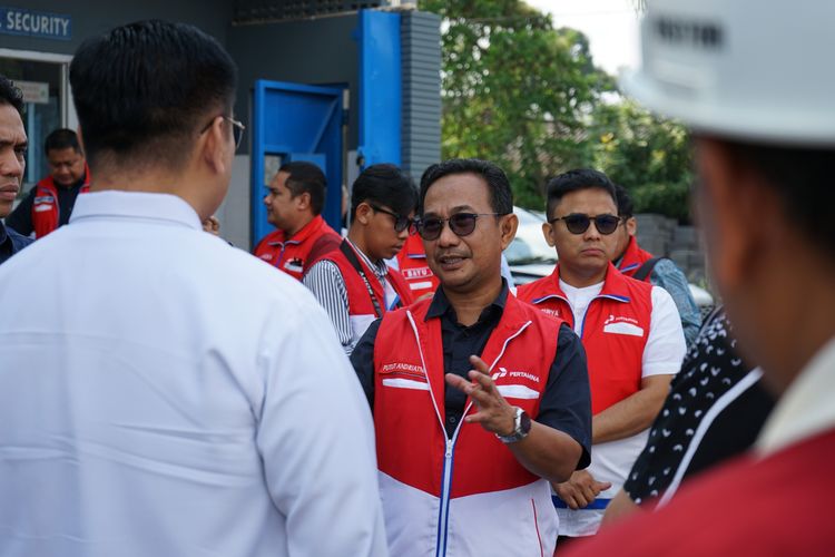 Pimpinan Ombudsman RI didampingi oleh Vice President (VP) Retail Sales LPG Pertamina Patra Niaga Putut Andriatno, Koordinator Subsidi Bahan Bakar Migas Kementerian Energi dan Sumber Daya Mineral (ESDM) Christina Meiwati Sinaga dan Ketua Tim Pengawasan Metrologi Legal serta Pemberdayaan Masyarakat Kementrian Perdagangan melakukan kunjungan kerja ke beberapa titik Stasiun Pengisian Bulk Elpiji (SPBE) dan meninjau penyaluran liquified petroleum gas (LPG) 3 kilogram (kg) di Pangkalan LPG 3 Kg di wilayah Yogyakarta, Jumat (21/7/2024). 