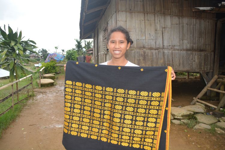 Anak mantu dari Mama Odalia Biba di Kampung Bui, Desa Kaju Wangi, Kecamatan Elar, Kabupaten Manggarai Timur, Flores, NTT, Senin (29/1/2018) menunjukkan hasil tenunan dari mama mantu yang bermotif tenun Mbay. 