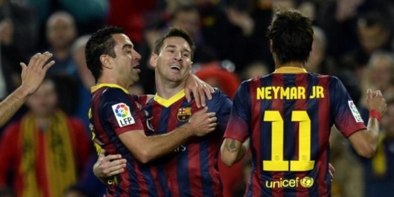 Striker Barcelona, Lionel Messi (tengah), bersama Xavi Hernandez (kiri) dan Neymar (kanan), merayakan gol ke gawang Almeria pada laga La Liga di Stadion Camp Nou, Barcelona, Sabtu (2/3/2014).