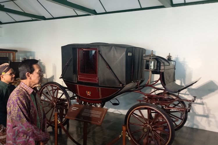 Raja Keraton Yogyakarta Sri Sultan HB X saat meninjau lokasi museum dan melihat koleksi kereta Keraton Yogyakarta