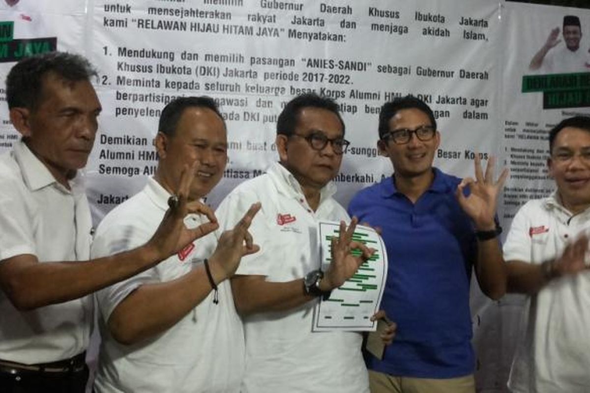 Calon wakil gubernur nomor pemilihan tiga Sandiaga Uno (baju biru) bersama perwakilan alumni Himpunan Mahasiswa Indonesia (HMI) DKI Jakarta yang tergabung dalam Keluarga Alumni HMI Jaya (Kahmi Jaya) di posko pemenangan Anies-Sandi di Jalan Cicurug, Menteng, Jakarta Pusat, Rabu (8/3/2017) malam. Pada kesempatan itu, Kahmi Jaya menyatakan dukungannya untuk pasangan Anies-Sandi. Dukungan dibarengi dengan pembentukan relawan hijau hitam.