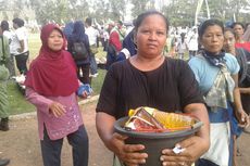 Kuli Gendong Ini Tempuh Perjalanan 13 Kilometer untuk 1 Paket Sembako