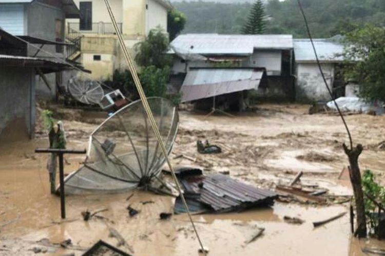 Suasana banjir bandang yang terjadi di Kampung Paya Tumpi Baru, Kecamatan Kebayakan, Kabupaten Aceh Tengah, Aceh, Rabu (13/5/2020).