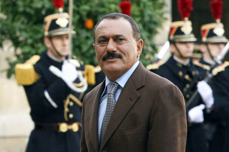 Foto ini diambil pada 18 November 2006, memperlihatkan mantan presiden Yaman, Ali Abdullah Saleh, tiba di Istana Elysee di Paris, Perancism untuk bertemu dengan mantan presiden Perancis, Jacques Chirac. (AFP/Patrick Kovarik)
