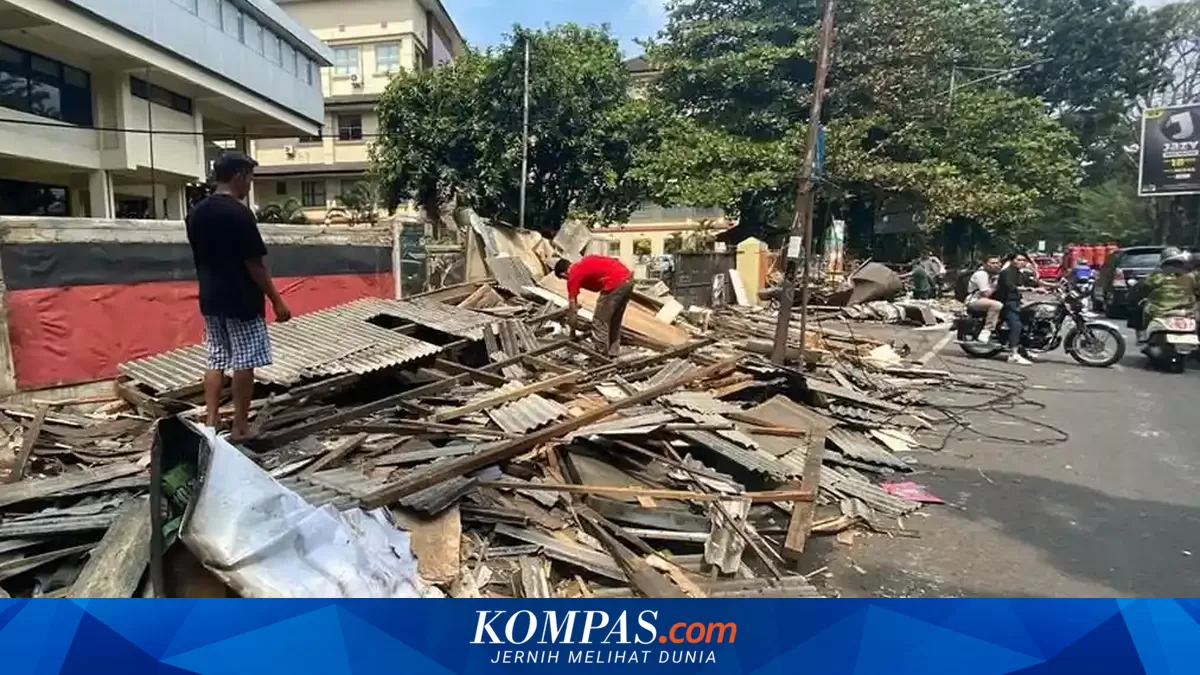 Berdiri 20 Tahun, 63 Kios PKL di Trotoar Dipatiukur Bandung Akhirnya Dibongkar Tanpa Relokasi