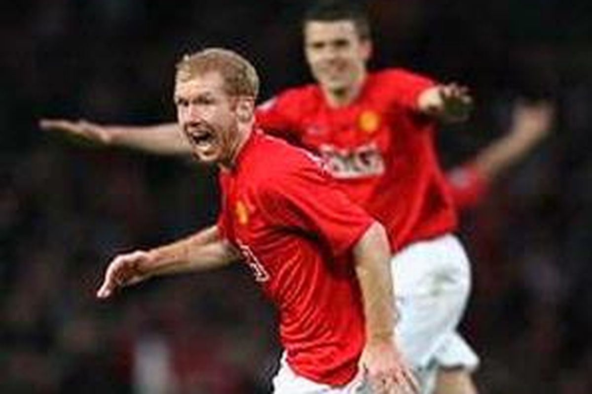 Gelandang Manchester United Paul Scholes merayakan gol tunggal ke gawang Barcelona di babak pertama semifinal Liga Champions, Selasa (29/4).