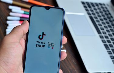 Ilustrasi social commerce seperti TikTok Shop yang dilarang memfasilitasi transaksi perdagangan.