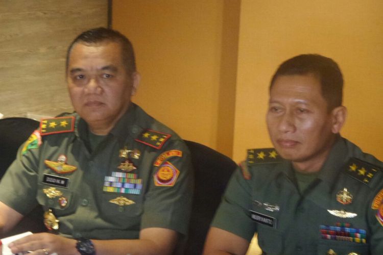 Komandan Pusat Polisi Militer Mayor Jenderal TNI Dodik Wijanarko (kiri) dan Kepala Pusat Penerangan TNI Mayor Jenderal TNI Wuryanto dalam konferensi pers di Kuta, Bali, Jumat (4/8/2017).