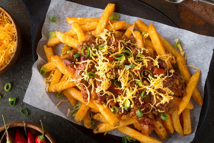 Kentang goreng dengan daging giling berbumbu, chili cheese fries. 