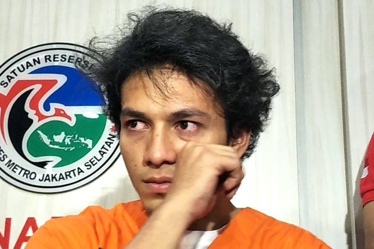Artis peran Jefri Nichol dalam jumpa pers di Polres Metro Jakarta Selatan, Kamis (25/7/2019). Ia ditangkap polisi karena penyalahgunaan narkoba jenis ganja.