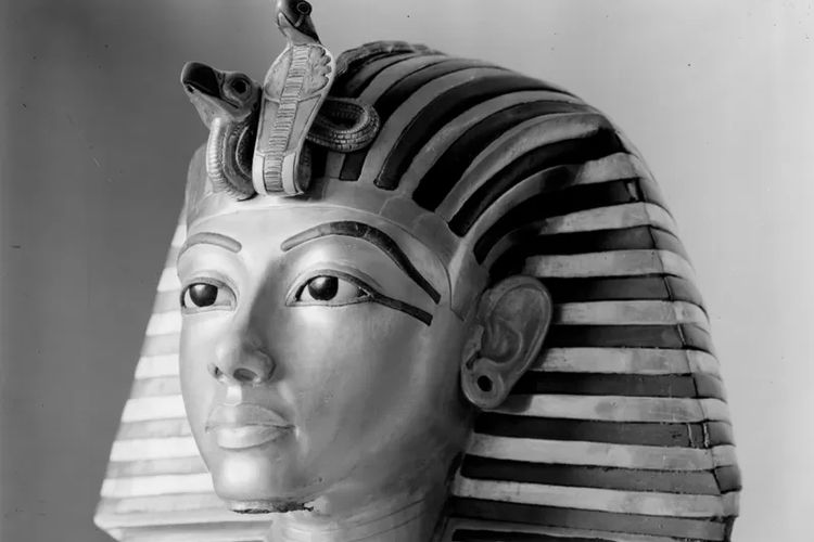 Topeng emas Tutankhamun, terlihat di sini tanpa janggutnya, dilapisi dengan lilin parafin oleh fotografer Harry Burton untuk mengurangi pantulan cahaya.