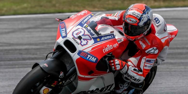 Pebalap Ducati asal Italia, Andrea Dovizioso, memacu motornya pada hari pertama uji coba kedua di Sirkuit Sepang, Malaysia, Senin (23/2/2015).
