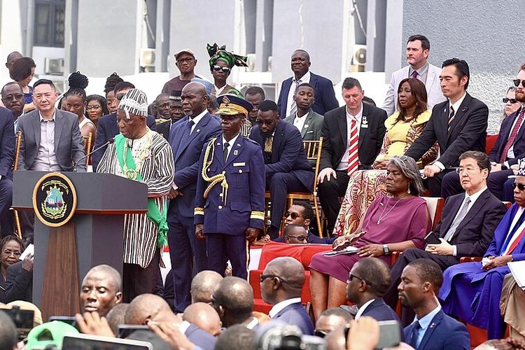 Foto : Rakyat Banyak Yang Miskin, Presiden Liberia Potong Gaji 40 Persen