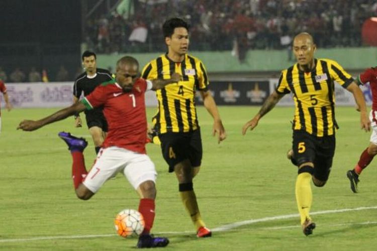 Boaz Solossa mencetak gol pada laga persahabatan antara Indonesia dan Malaysia di Stadion Manahan, Selasa (6/9/2016). 