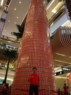 Menara Loacker setinggi 15 meter yang terbuat dari 8000 kemasan wafer Loacker.