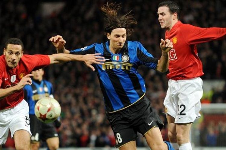 Zlatan Ibrahimovic (tengah) saat berhadapan dengan para pemain Manchester United, di Stadion Old Trafford, 11 Maret 2009.