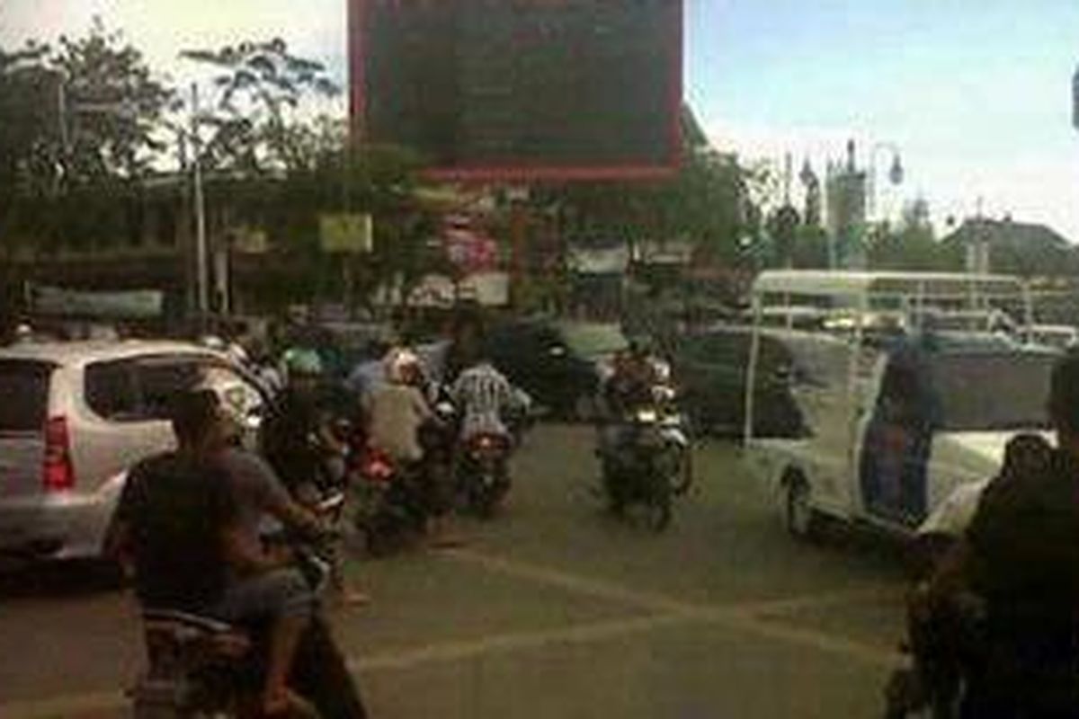 Suasana lalu lintas di Simpang Lima, Kota Banda Aceh usai gempa 8,5 SR mengguncang Rabu (11/4/2012) sore. Lampu lalu lintas tak berfungsi karena listrik mati.
