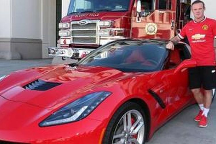 Wayne Rooney berpose di samping Corvette