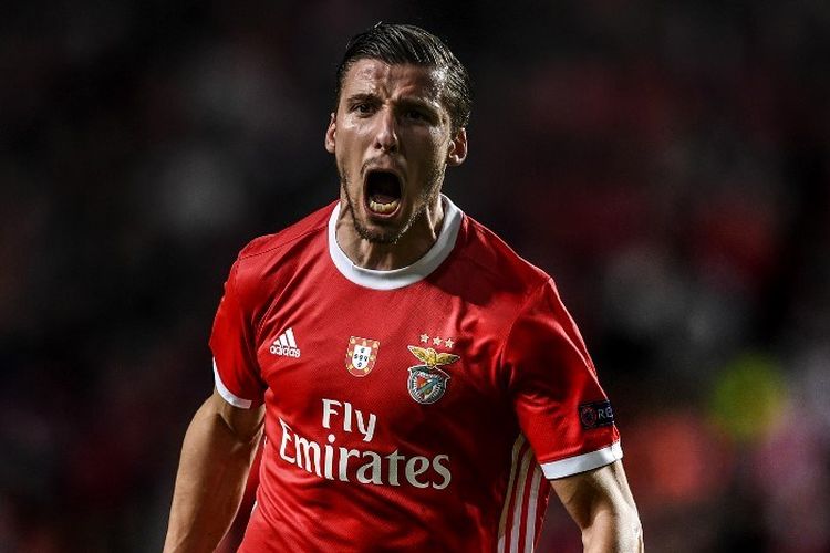 Bek Benfica, Ruben Dias, saat melakukan selebrasi usai mencetak gol ke gawang Shakhtar Donetsk pada laga babak 32 besar Europa League di Stadion Luz, 27 Februari 2020.