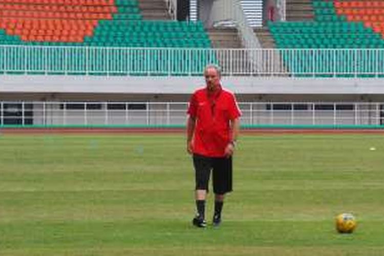 Pelatih tim nasional Indonesia, Alfred Riedl, saat memimpin latihan tim di Stadion Pakansari, Cibinong. 